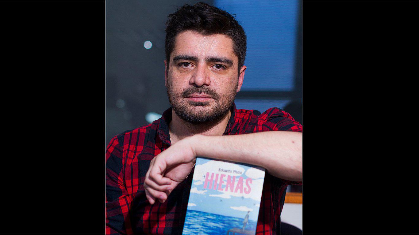 Eduardo Plaza: “Uno sabe que si escribe es porque no quiere hacerse millonario”
