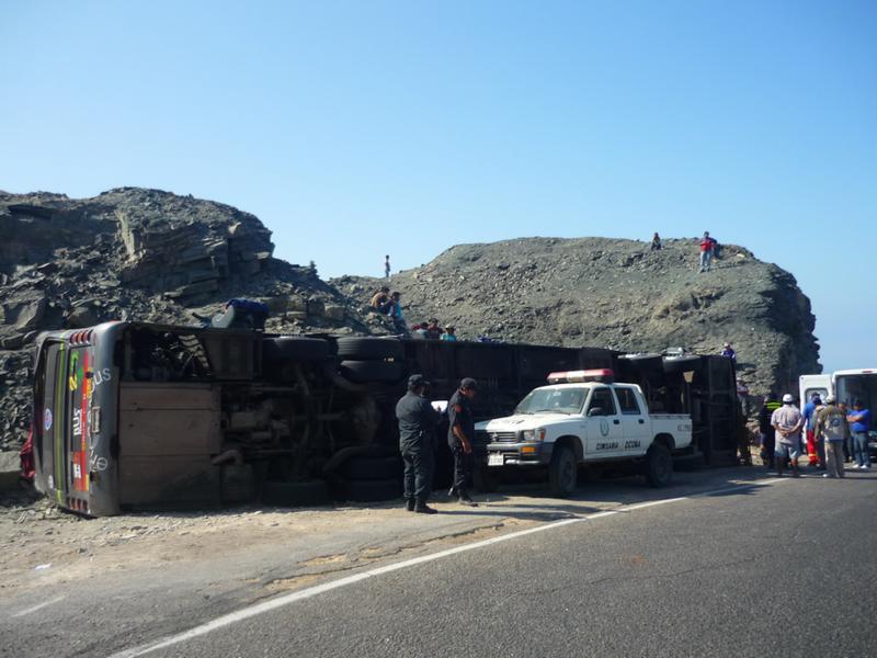 Camión remolcador se despista en carretera 
