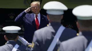 Donald Trump intenta romper la tensión con el Pentágono en la graduación de la academia de West Point (FOTOS)