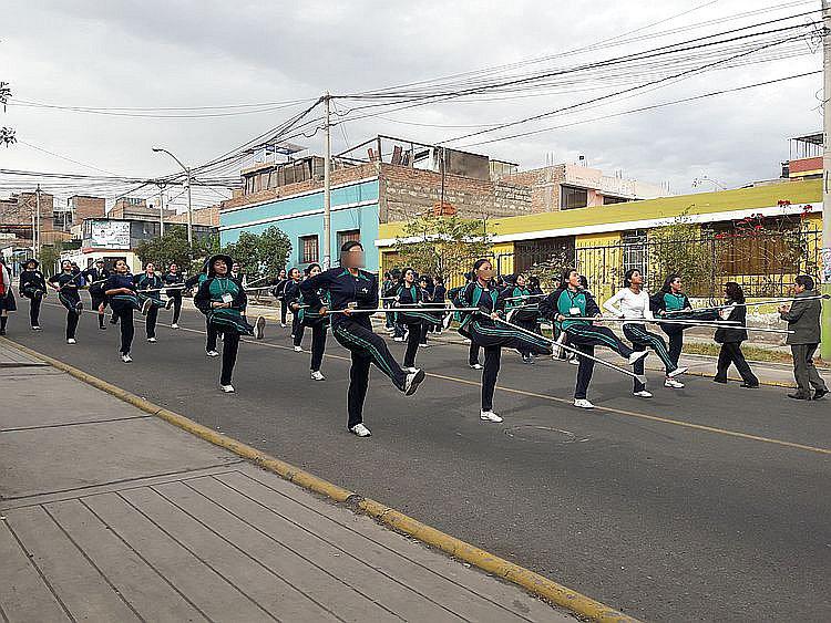 Alumnas pierden una hora  y 45 minutos en ensayos para desfile 