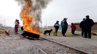 Manifestantes bloquean vías de tren a Machu Picchu (FOTOS)