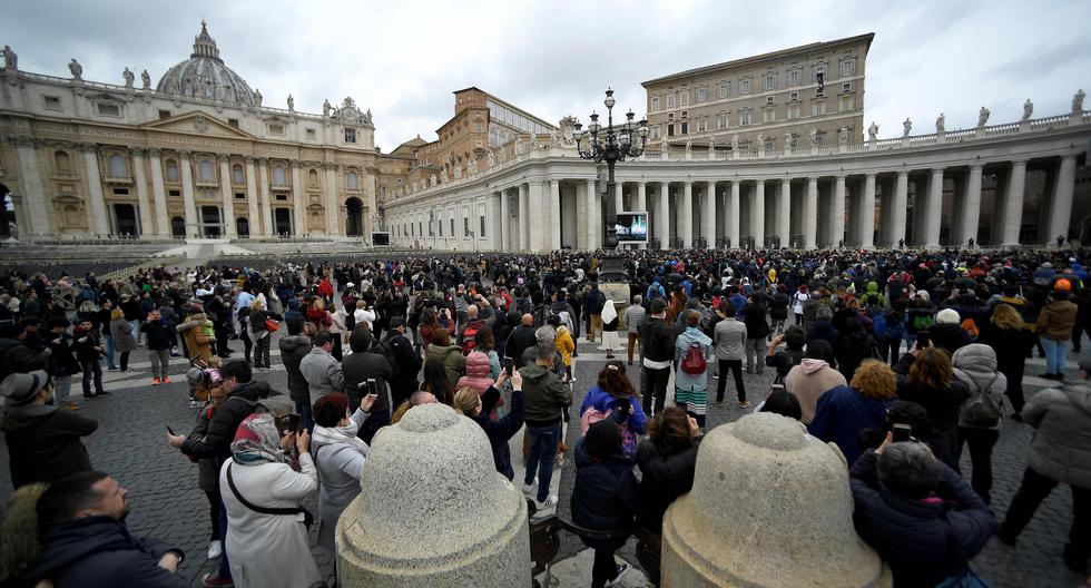 Imagen referencial. Los fieles escuchan el discurso del Papa Francisco en la Plaza de San Pedro en el Vaticano, el 1 de marzo de 2020. (AFP).