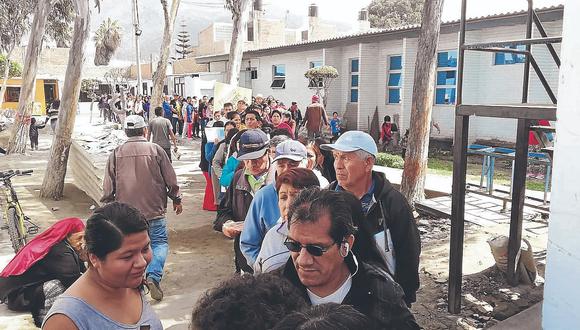 Largas colas de pacientes por conseguir una cita en el hospital La Caleta  