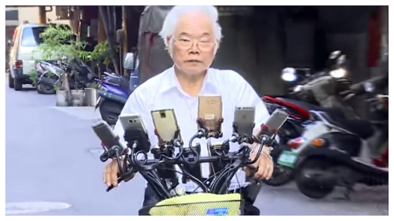 ​Anciano conecta 11 celulares a su bicicleta para jugar Pokémon Go (VIDEO)