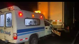 Chofer de ambulancia herido tras chocar contra camión en Huarmey