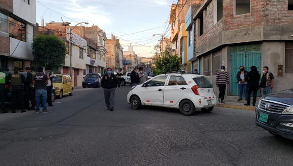 Arequipa: Dos sujetos con armas de fuego interceptaron taxi y asaltaron a chofer y pasajera. (GEC)