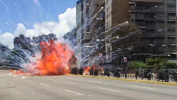 Preciso momento de potente explosión que dejó 7 policías graves durante protesta [VIDEO]