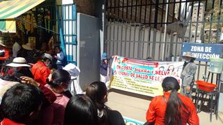 Personal CAS COVID protesta rechazando retiro del marcador en Hospital de Huancavelica