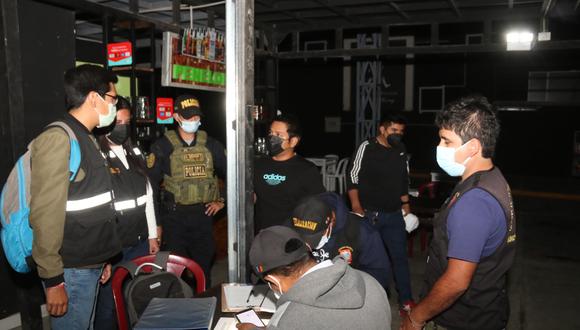 El bar fue multado con una UIT (4400 soles), más clausura, por facilitar el expendio de bebidas alcohólicas durante el periodo de emergencia sanitaria por la COVID-19. (Foto: MPP)