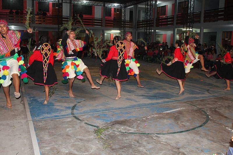 Estudiantes de Deán Valdivia y Mejía derrochan talento en concurso de danzas