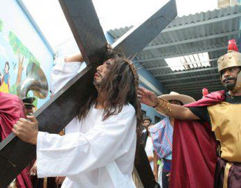 Muerte de  Cristo es  escenificada
