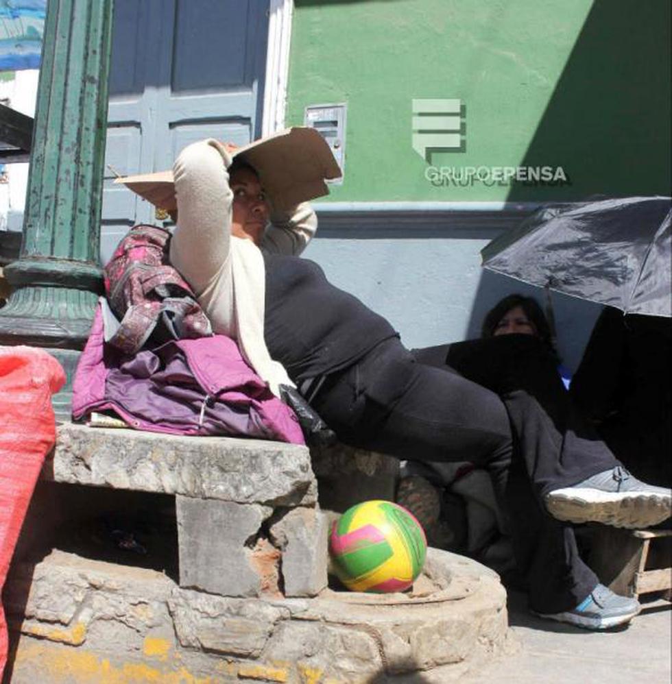Padres de familia hacen cola en colegio durante 4 días seguidos
