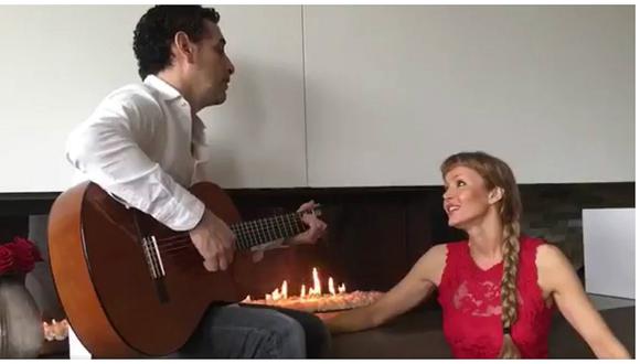 ​San Valentín: Juan Diego Florez canta romántico tema junto a su esposa (VIDEO)
