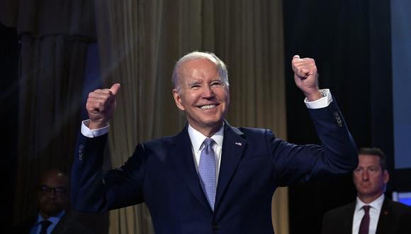 El presidente de los Estados Unidos, Joe Biden, saluda a la multitud durante un evento sobre la creación de nuevos puestos de trabajo en el Washington Hilton en Washington, DC, el 25 de abril de 2023. (Foto de Jim WATSON / AFP)