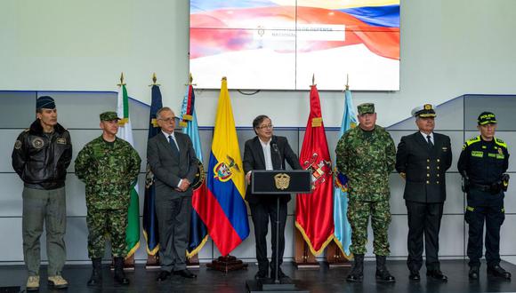 El presidente de Colombia, Gustavo Petro (C), pronunciando un discurso durante la presentación del liderazgo militar, en Bogotá el 12 de agosto de 2022. (Foto del Ministerio de Defensa de Colombia / AFP)
