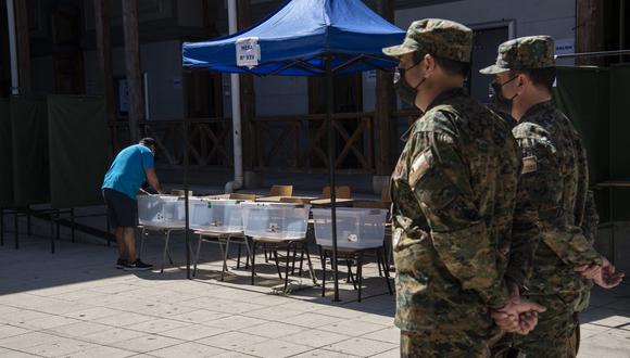 Personal del Servicio Electoral de Chile (Servel) prepara los colegios electorales de cara a las elecciones presidenciales de este domingo en Santiago. (Foto: MARTIN BERNETTI / AFP)
