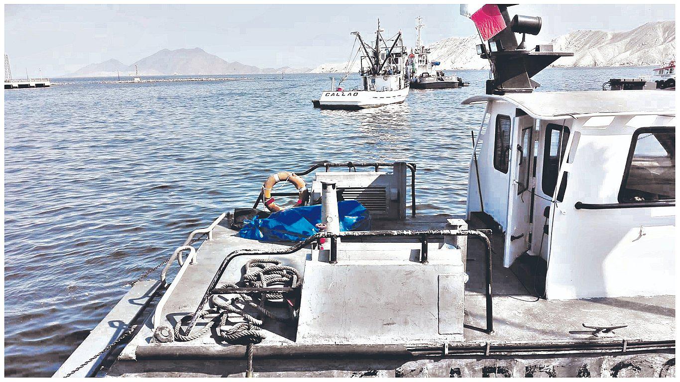 Buzos hallan otros dos cuerpos de pescadores atrapados en boliche de lancha hundida 