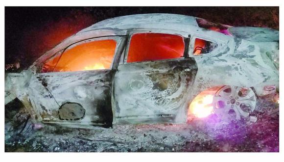 Tumbes: Seis pasajeros se salvan de morir al incendiarse el auto en el que viajaban a Trujillo