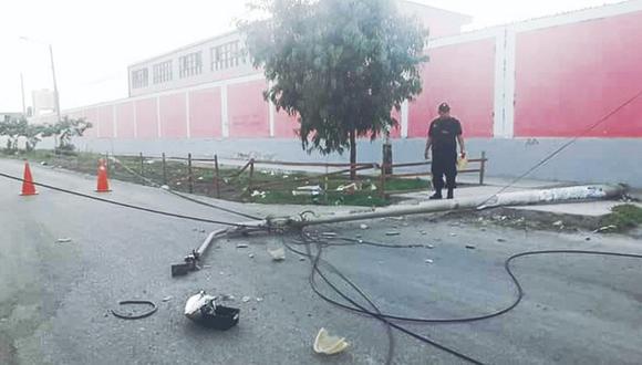Un poste de alumbrado público se desploma cerca de un colegio 