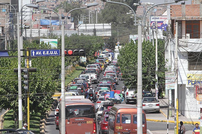 Caos  y congestión en la  avenida Estados Unidos