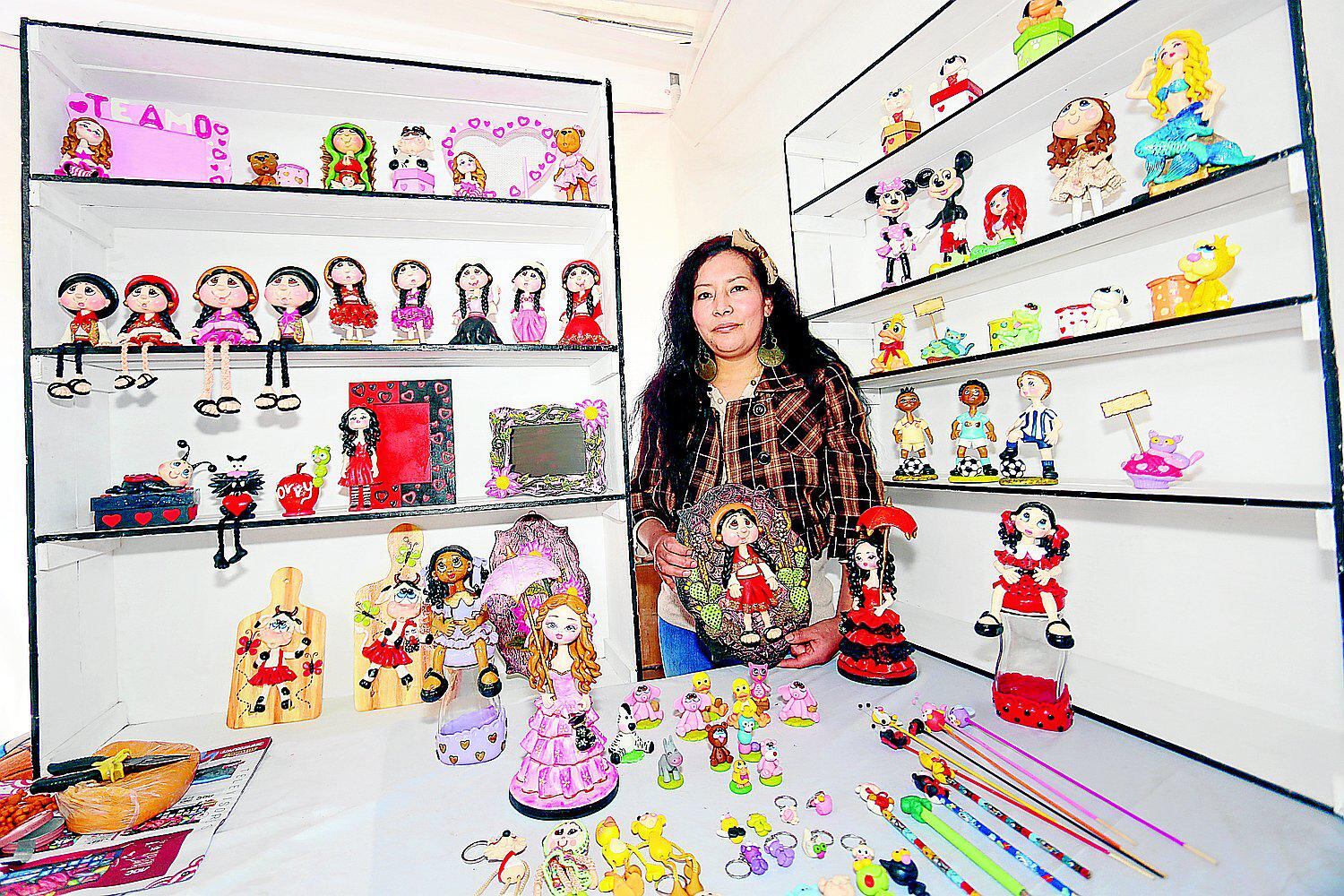 Artista en cerámica recrea danzas folklóricas y fiestas patronales en pequeñas piezas 