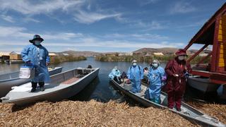 Puno: Camino flotante para vacunar a 4.000 m.s.n.m en Los Uros (FOTOS)