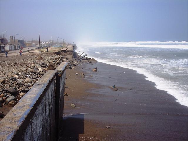 Gobierno declara en emergencia balnearios de Trujillo por erosión costera