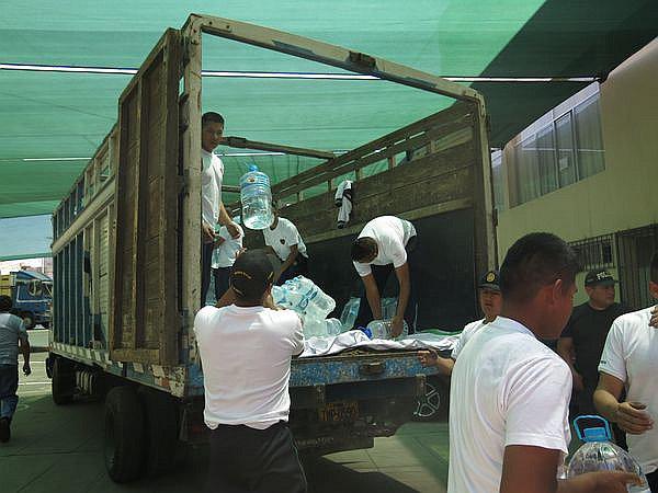 Policía llena dos camiones con ayuda para damnificados