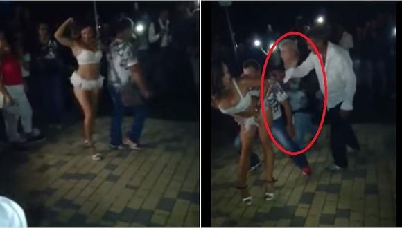 Hombre baila con 'stripper' y aparece su esposa para sacarlo a manazos (VIDEO)