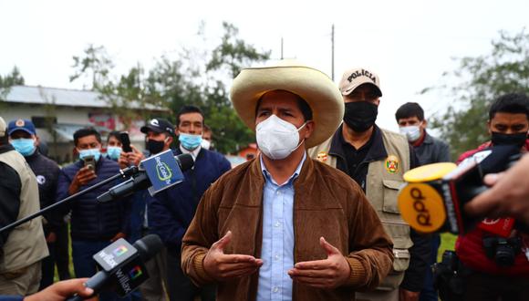 El candidato de Perú Libre, Pedro Castillo, realizó el tradicional desayuno electoral junto a su familia, sus padres y allegados. También repartió panes y tamales a la prensa. (Fotos: Hugo Curotto / @photo.gec)