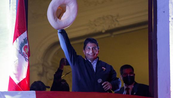 Pedro Castillo, del partido Perú Libre, hace un gesto a sus seguidores desde el balcón de la sede de su partido en Lima. (Foto de Gian MASKO / AFP)