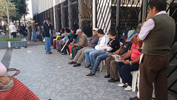  Chimbote: Fonavistas hacen cola en Banco de la Nación sentados en sillas 