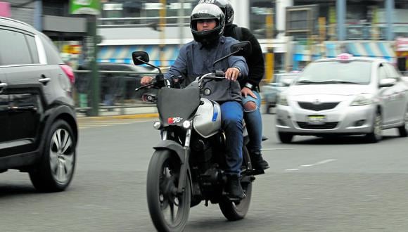 Motociclistas que ofrecen el servicio de colectivo ilegal en el Ovalo Higuereta.