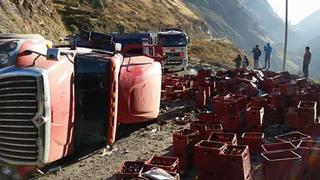 La Libertad: Camión que transportaba más de 500 cajas de cerveza se vuelca 