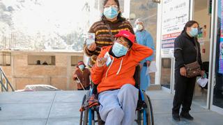 Madre e hijo con discapacidad se vacunan juntos en Huancavelica