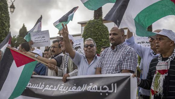 Manifestantes marroquíes levantan banderas palestinas en una manifestación contra la normalización de los lazos con Israel en Rabat el 9 de septiembre de 2022, luego de informes de los medios sobre denuncias de conducta sexual inapropiada por parte del principal enviado de Israel al país. (Foto de FADEL SENNA / AFP)