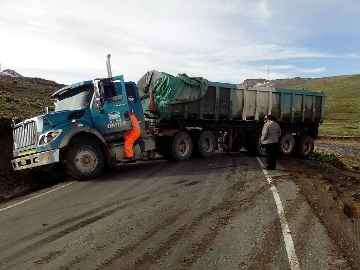 Huaycos provocan bloqueo de vía