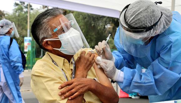Vacunación a adultos de 50 años podría adelantarse, según el titular del Minsa. (Foto: Minsa)