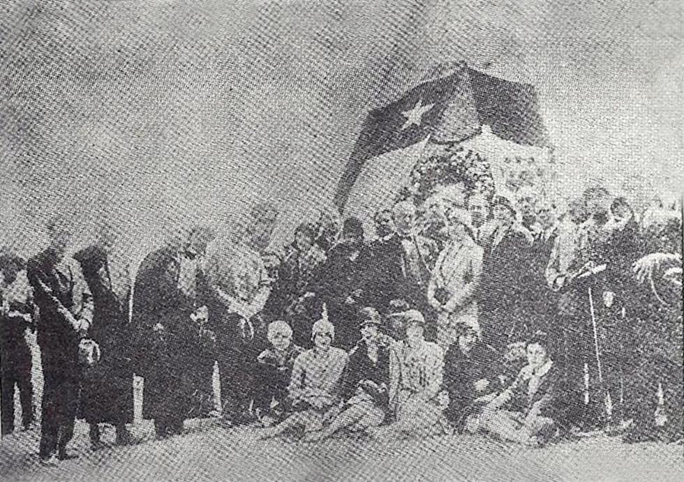 Con cargador frontal removieron 'cripta de los héroes'