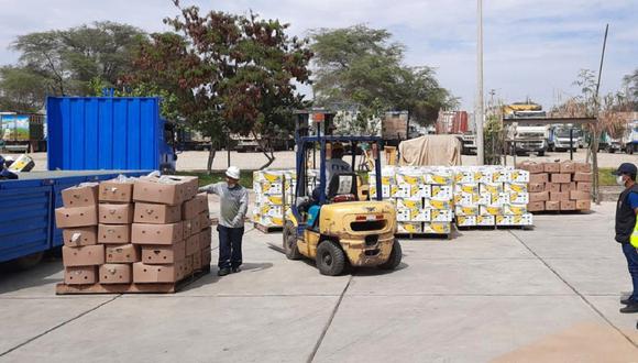 Cuando se dirigía a Lima, la Policía Fiscal y Aduana intervienen un camión cargado con cajas de pitahaya y banano