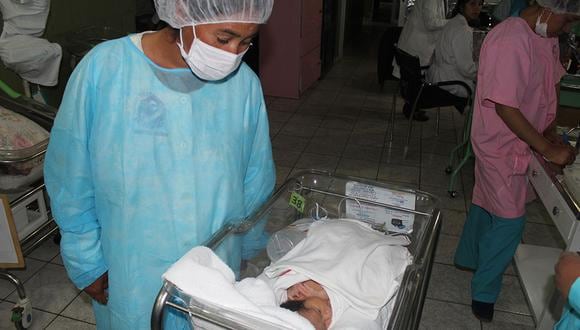 Por "parto precipitado" mujer da a luz en baño de hospital 