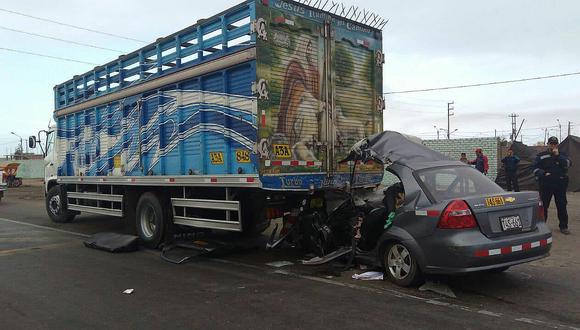 Trujillo: Joven de 24 años muerte tras choque entre camión y un auto (VIDEO)
