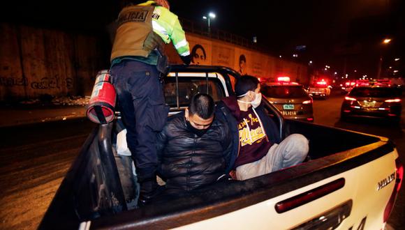 Los sujetos fueron detenidos por la Policía en El Agustino por beber licor en pleno toque de queda. (Foto: César Grados/@photo.gec)