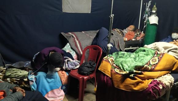 Ancianos con coronavirus echados en cama y abrigados con frazadas. | Foto: Correo.