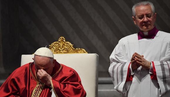 El Papa Francisco reacciona mientras preside la misa de la Pasión del Señor el Viernes Santo en la basílica de San Pedro en el Vaticano, el 7 de abril de 2023 como parte de las celebraciones de la Semana Santa. (Foto de Tiziana FABI / AFP)