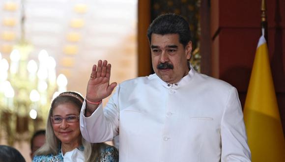 El presidente de Venezuela, Nicolás Maduro, acompañado por su esposa Cilia Flores, se despide del nuevo embajador de Colombia en Venezuela, Armando Benedetti (fuera de cuadro), después de presentar sus credenciales, en el Palacio Presidencial de Miraflores en Caracas el 29 de agosto de 2022. (Foto de Yuri CORTEZ / AFP)