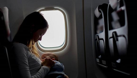 ​Aerolínea pide a una madre que se cubra para amamantar a su bebé durante un vuelo
