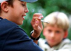 Inglaterra: Colegio permite a niños fumar