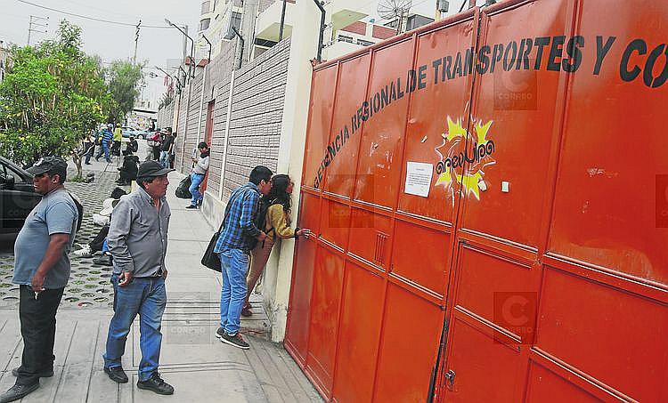 Cambian personal en Transportes para acabar con coimas por licencias de conducir