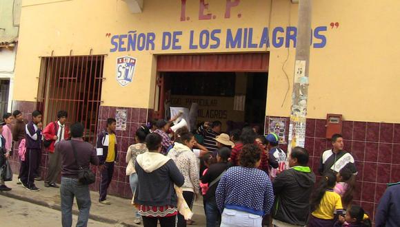 Padres toman colegio por tocamientos indebidos a menor